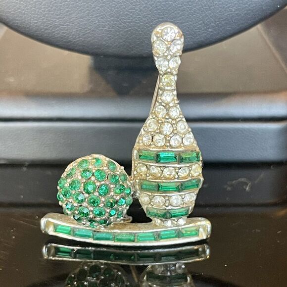 Vintage Bowling Ball & Pin Green Rhinestone Brooch, Rhodium Plated Retro Unique - Picture 3 of 6